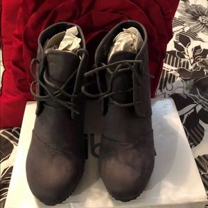 Sibba Women’s Gray Suede Wedges Size 8.5” New